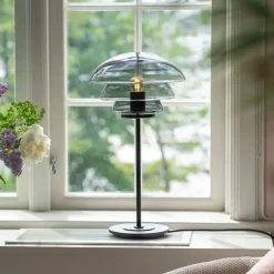 HADELAND GLASSVERK AS Bordlamper|Bordlamper-BORDLAMPE 4006 RØKGRÅ MED SORT METALLFOT Røkgrå