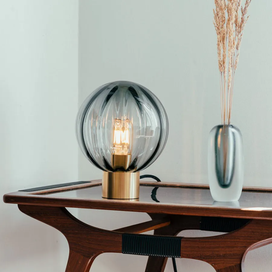 HADELAND GLASSVERK AS Bordlamper|Bordlamper-KRYSTALLKULE BORDLAMPE OPTIKK RØKGRÅ M. MESSING SOKKEL Røkgrå