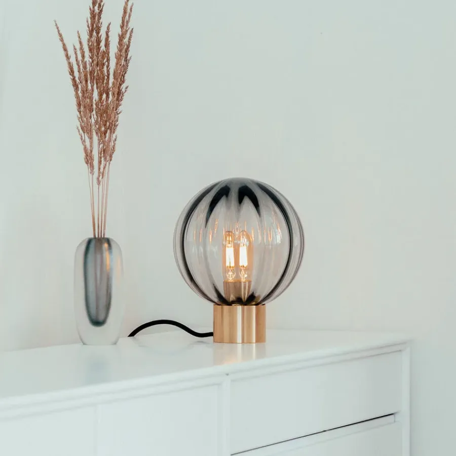 HADELAND GLASSVERK AS Bordlamper|Bordlamper-KRYSTALLKULE BORDLAMPE OPTIKK RØKGRÅ M. MESSING SOKKEL Røkgrå