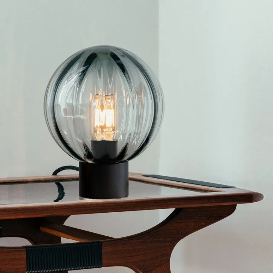 HADELAND GLASSVERK AS Bordlamper|Bordlamper-KRYSTALLKULE BORDLAMPE OPTIKK RØKGRÅ M. SORT SOKKEL Røkgrå