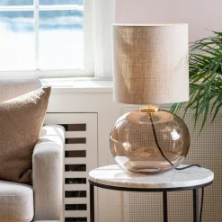 HADELAND GLASSVERK Bordlamper|Bordlamper-SENJA BORDLAMPE HVIT M. MESSING ARMATUR, HVIT 30*30 SKJERM