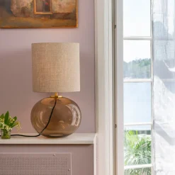 HADELAND GLASSVERK Bordlamper|Bordlamper-SENJA BORDLAMPE M. MESSING ARMATUR, BLÅGRØNN 30*30 SKJERM Hvit