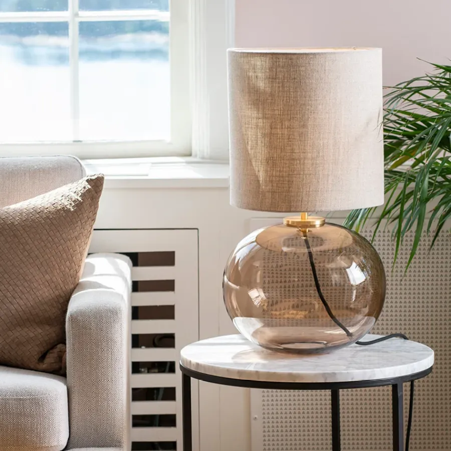 HADELAND GLASSVERK Bordlamper|Bordlamper-SENJA BORDLAMPE M. MESSING ARMATUR, BLÅGRØNN 30*30 SKJERM Hvit