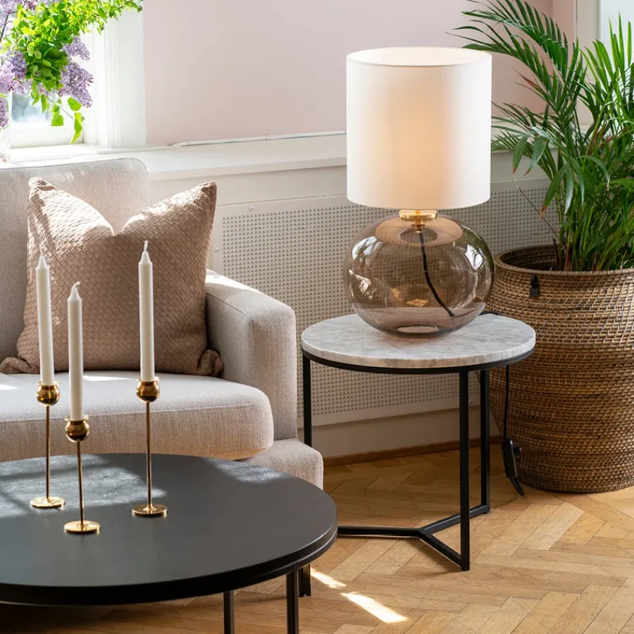 HADELAND GLASSVERK Bordlamper|Bordlamper-SENJA BORDLAMPE M. MESSING ARMATUR, BLÅGRØNN 30*30 SKJERM Hvit