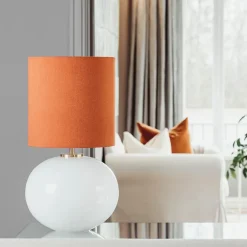 HADELAND GLASSVERK Bordlamper|Bordlamper-SENJA BORDLAMPE M. MESSING ARMATUR, GUL 30*30 SKJERM Hvit
