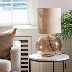 HADELAND GLASSVERK Bordlamper|Bordlamper-SENJA BORDLAMPE M. MESSING ARMATUR, GUL 30*30 SKJERM Hvit
