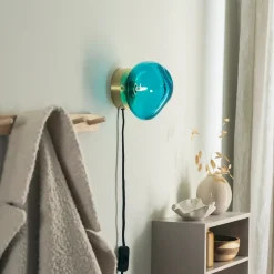 HADELAND GLASSVERK Vegglamper|Vegglamper-VEGGLAMPE BLÅGRØNN MED INNFELDT MESSING OPPHENG Blågrønn