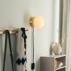 HADELAND GLASSVERK Vegglamper|Vegglamper-VEGGLAMPE MED UTVENDIG MESSING OPPHENG Hvit