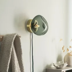 HADELAND GLASSVERK Vegglamper|Vegglamper-VEGGLAMPE LYS RØKGRÅ MED INNFELDT MESSING OPPHENG