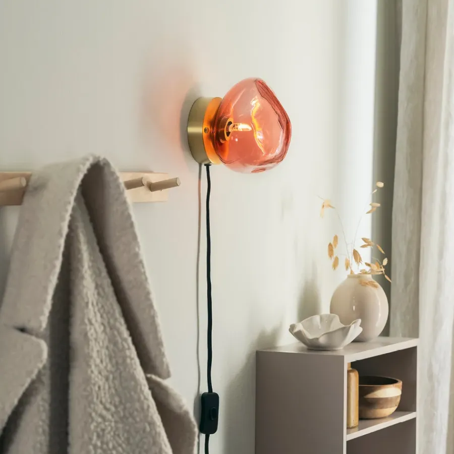 HADELAND GLASSVERK Vegglamper|Vegglamper-VEGGLAMPE MORGENRØD MED INNFELDT MESSING OPPHENG